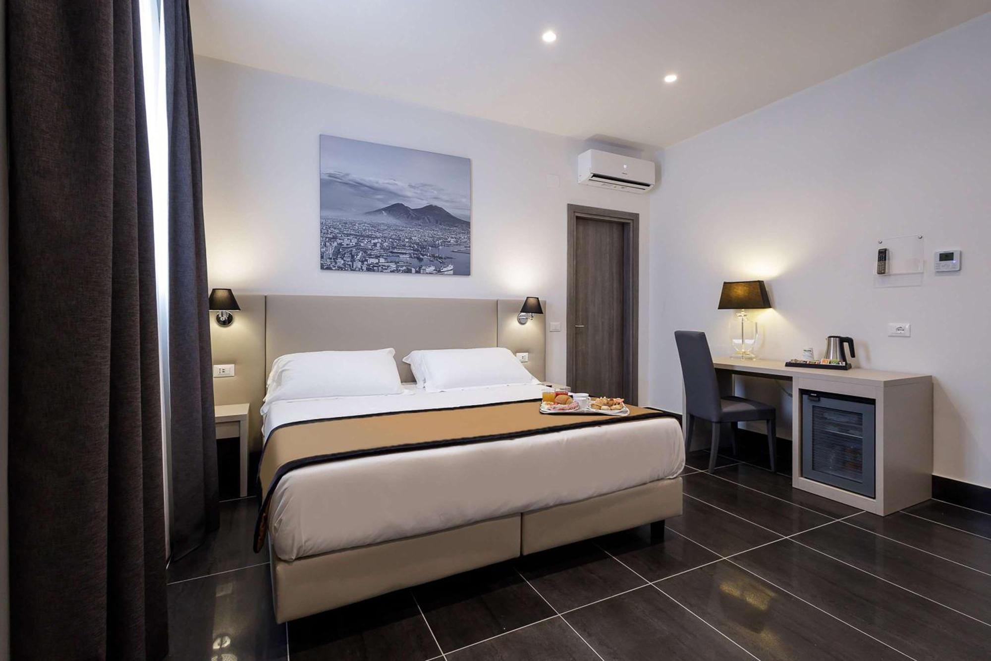 Hotel Dei Mille Napoli Esterno foto